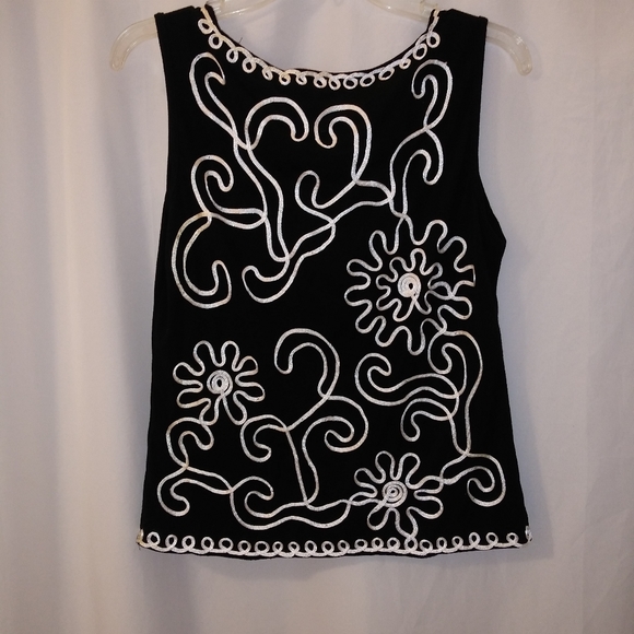 Embroidered Sleeveless Top - Picture 3 of 4